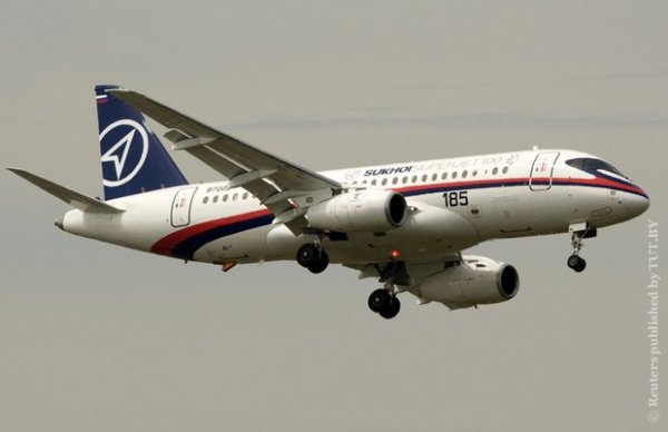 Российский самолет Superjet-100 потерял часть двигателя при взлете - «Интернет и связь»