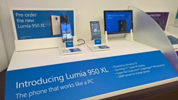 Microsoft дарит каждому покупателю фаблета Lumia 950 XL смартфон Lumia 950 - «Новости сети»