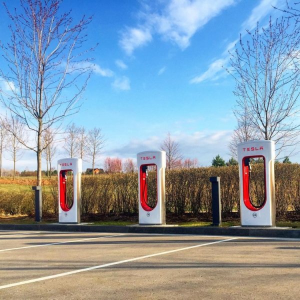 В Подмосковье начала работу первая в России станция Supercharger для зарядки Tesla - «Новости сети»