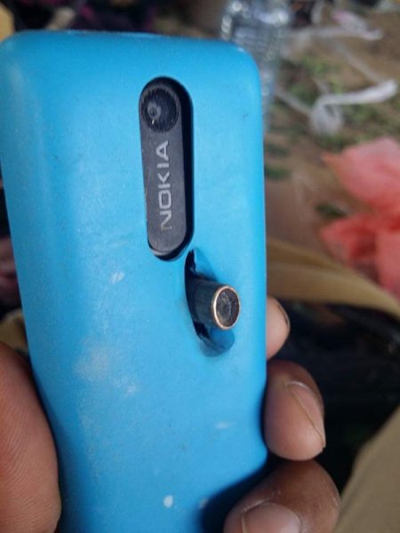 Фотофакт: телефон Nokia задержал автоматную пулю - «Интернет и связь»