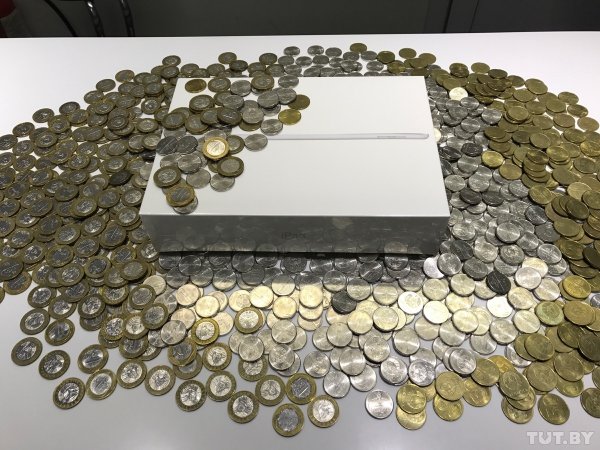 Фотофакт: минчанин оплатил дорогой iPad тремя пакетами монет - «Интернет и связь»