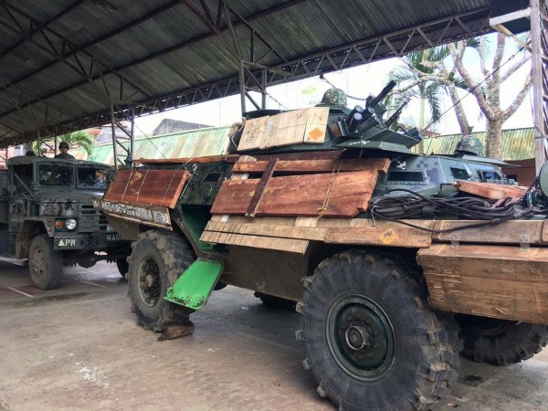 Филиппинские военные защищают свои броневики досками и картоном - «Интернет и связь»