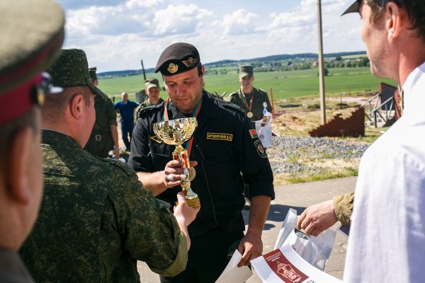 Фонтаны грязи и автомобиль на стволе: под Минском прошел танковый биатлон | - «Интернет и связь» Фонтаны грязи и автомобиль на стволе: под Минском прошел танковый биатлон | - «Интернет и связь»