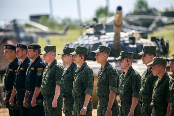 Фонтаны грязи и автомобиль на стволе: под Минском прошел танковый биатлон | - «Интернет и связь» Фонтаны грязи и автомобиль на стволе: под Минском прошел танковый биатлон | - «Интернет и связь»
