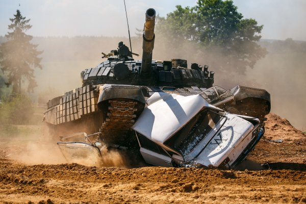 Фонтаны грязи и автомобиль на стволе: под Минском прошел танковый биатлон | - «Интернет и связь» Фонтаны грязи и автомобиль на стволе: под Минском прошел танковый биатлон | - «Интернет и связь»