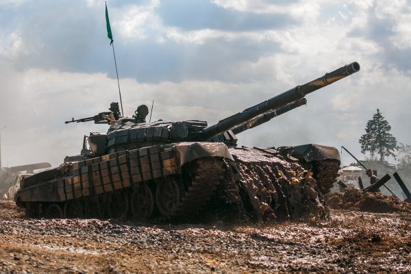 Фонтаны грязи и автомобиль на стволе: под Минском прошел танковый биатлон | - «Интернет и связь» Фонтаны грязи и автомобиль на стволе: под Минском прошел танковый биатлон | - «Интернет и связь»