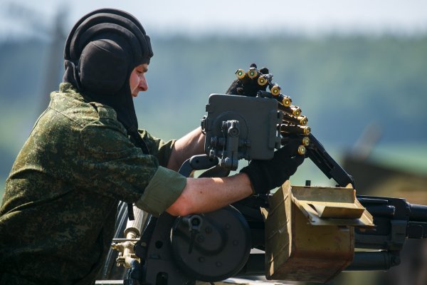 Фонтаны грязи и автомобиль на стволе: под Минском прошел танковый биатлон | - «Интернет и связь» Фонтаны грязи и автомобиль на стволе: под Минском прошел танковый биатлон | - «Интернет и связь»