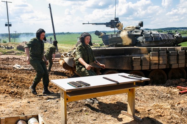 Фонтаны грязи и автомобиль на стволе: под Минском прошел танковый биатлон | - «Интернет и связь» Фонтаны грязи и автомобиль на стволе: под Минском прошел танковый биатлон | - «Интернет и связь»