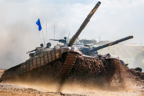 Фонтаны грязи и автомобиль на стволе: под Минском прошел танковый биатлон | - «Интернет и связь» Фонтаны грязи и автомобиль на стволе: под Минском прошел танковый биатлон | - «Интернет и связь»