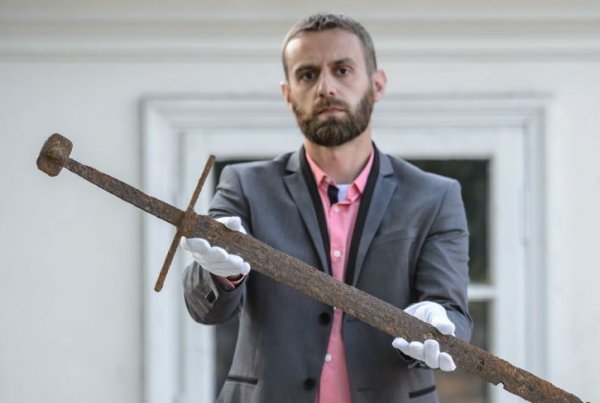 Фотофакт. Польский рабочий нашел в болоте чудом сохранившийся 600-летний меч | 42.TUT.BY - «Интернет и связь»
