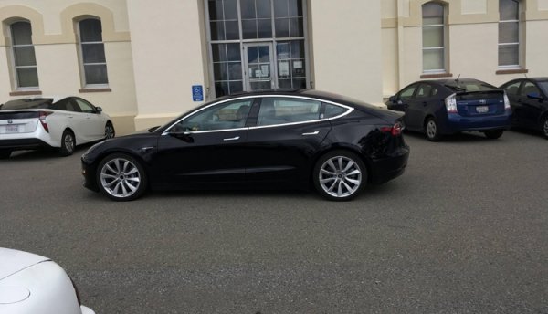 Интерьер электрокара Tesla Model 3 запечатлён на «живых» фотографиях - «Новости сети»