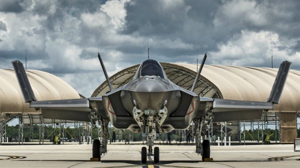 Сверхдорогой истребитель F-35 показал фигуры высшего пилотажа  - «Интернет и связь»