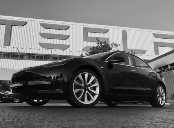 Элон Маск продемонстрировал первый серийный образец Tesla Model 3 - «Новости сети»