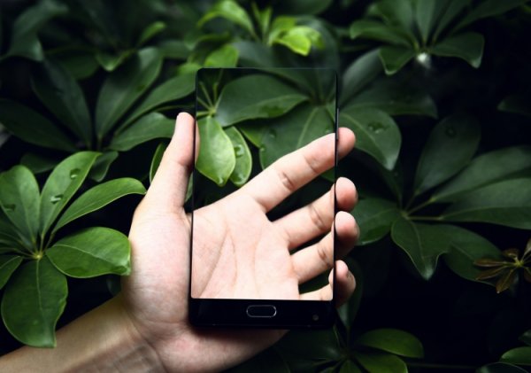 Самый компактный безрамочный смартфон DOOGEE MIX поступил в продажу в России - «Новости сети»