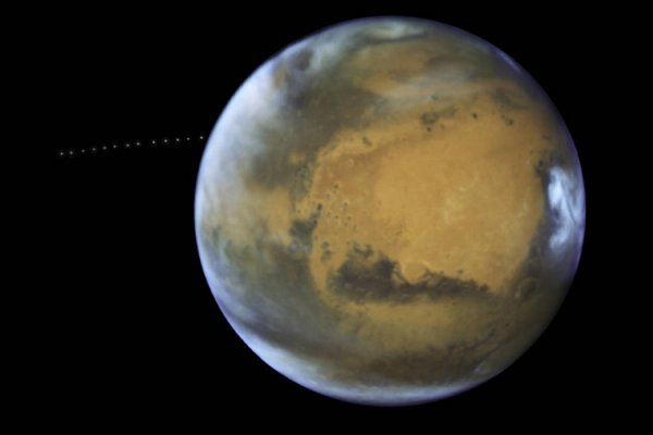 Видео дня: Фобос «устрашающе» пролетает возле Марса - «Новости сети»