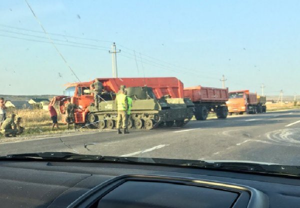 Курьезная авария: в России самоходка въехала в КамАЗ  - «Интернет и связь»