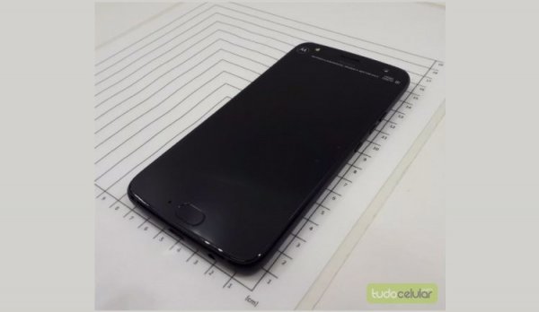 Смартфон Moto X4 со сдвоенной камерой предстал на «живых» изображениях - «Новости сети»