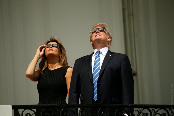 Трамп посмотрел прямо на Солнце во время затмения и насмешил соцсети  - «Интернет и связь»