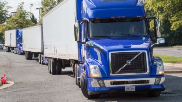 Daimler протестирует технологию движения грузовиков в колонне на дорогах США - «Новости сети»