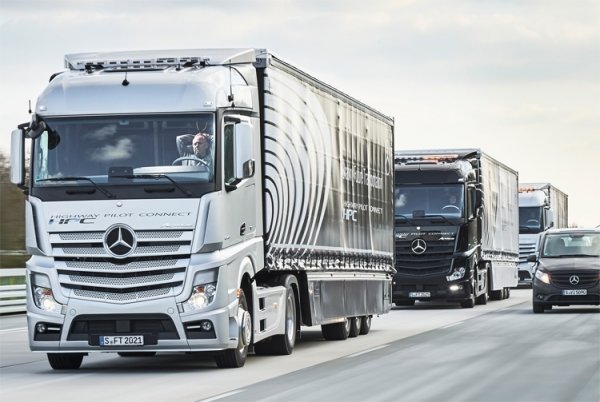 Daimler протестирует технологию движения грузовиков в колонне на дорогах США - «Новости сети»