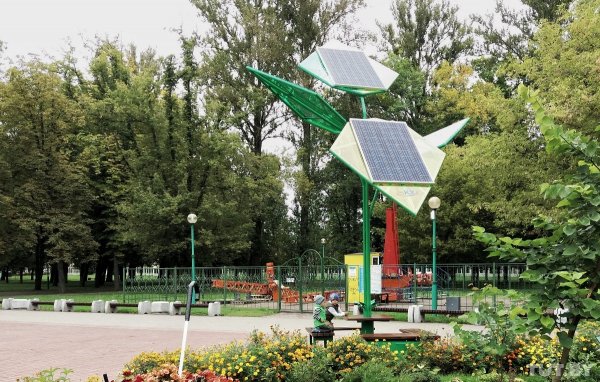 Фотофакт. В брестском парке появилась беседка на солнечных батареях для зарядки гаджетов | 42.TUT.BY - «Интернет и связь»
