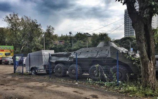 Фотофакт. В Перми на парковке оставили бронетранспортер  - «Интернет и связь»