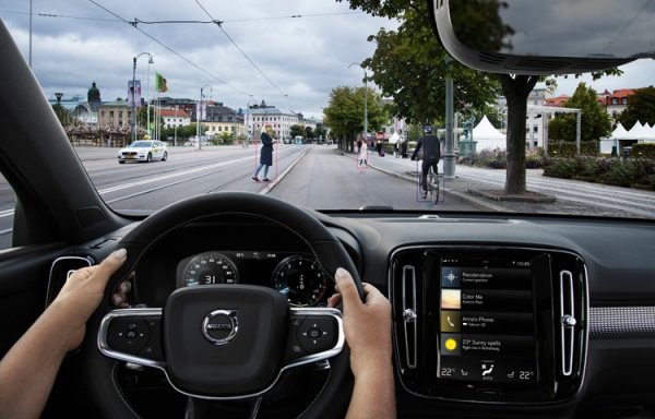 Компактный кроссовер Volvo XC40 получил систему самоуправления Pilot Assist - «Новости сети»