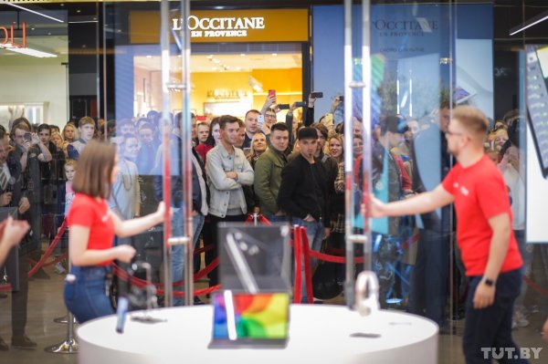 Невероятный ажиотаж: как прошло открытие нового магазина Apple в Минске | - «Интернет и связь»