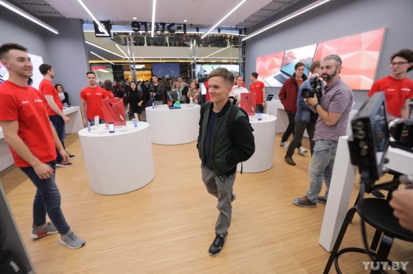 Невероятный ажиотаж: как прошло открытие нового магазина Apple в Минске | - «Интернет и связь»