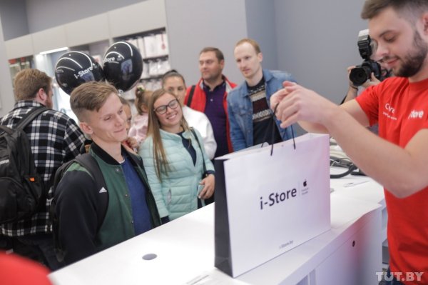 Невероятный ажиотаж: как прошло открытие нового магазина Apple в Минске | - «Интернет и связь»