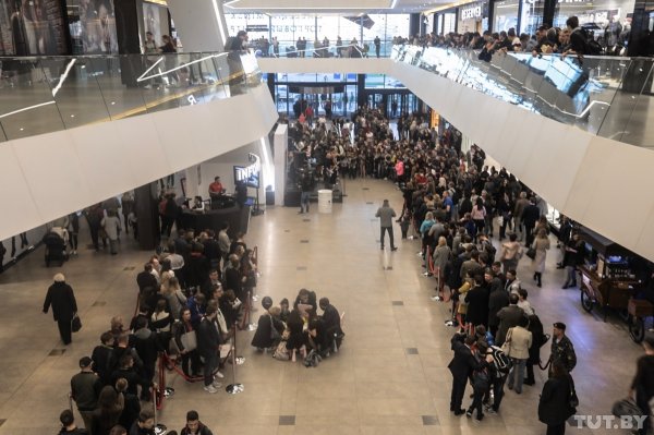 Невероятный ажиотаж: как прошло открытие нового магазина Apple в Минске | - «Интернет и связь»