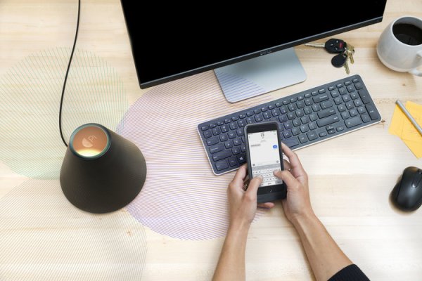 Представлено устройство, которое заряжает любой смартфон "по воздуху" | - «Интернет и связь»