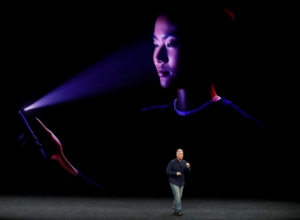 Apple отрицает снижение требований к точности Face ID ради ускорения выхода iPhone X - «Новости сети»