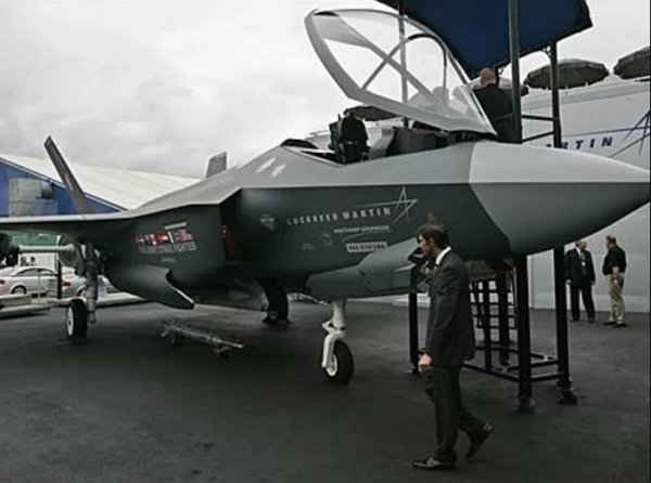 F-35 столкнулся с птицей и потерял часть стелс-покрытия  - «Интернет и связь»