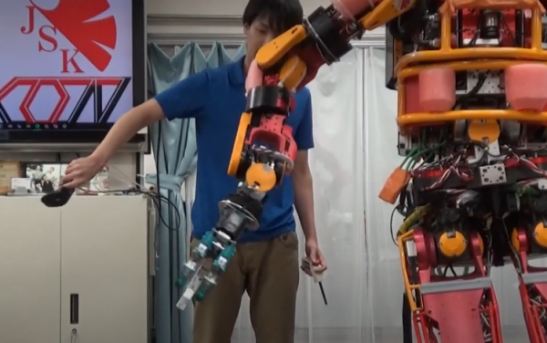 Исследователи научились управлять роботом как куклой с помощью контроллеров HTC Vive - «Новости сети»