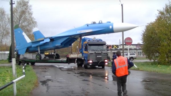 Истребитель Су-27 заехал на автозаправку в Тверской области | - «Интернет и связь» Истребитель Су-27 заехал на автозаправку в Тверской области | - «Интернет и связь»
