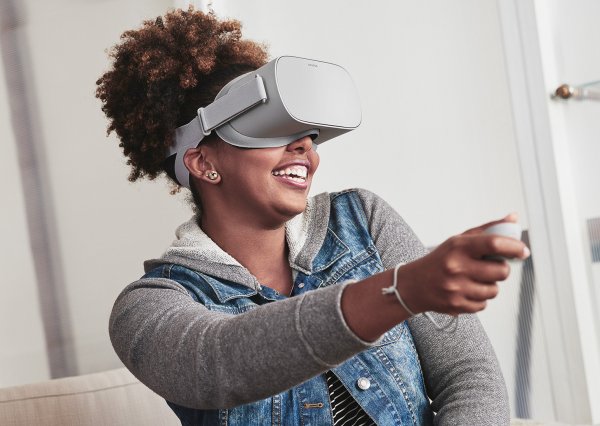Недорогой шлем виртуальной реальности Oculus Go работает без смартфона и компьютера  - «Интернет и связь»