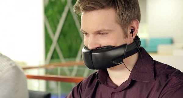 Очень странная гарнитура обещает сохранить конфиденциальность разговоров - «Интернет и связь»