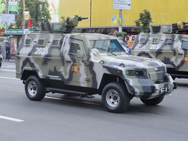 Были машинами, стали броневиками: как военные используют "гелик", Land Rover и Land Cruiser | - «Интернет и связь» Были машинами, стали броневиками: как военные используют "гелик", Land Rover и Land Cruiser | - «Интернет и связь»