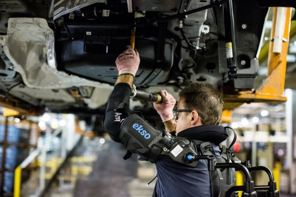 Экзоскелет Ford облегчит работу специалистов сборочных линий - «Новости сети»