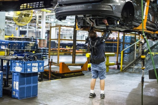 Экзоскелет Ford облегчит работу специалистов сборочных линий - «Новости сети»