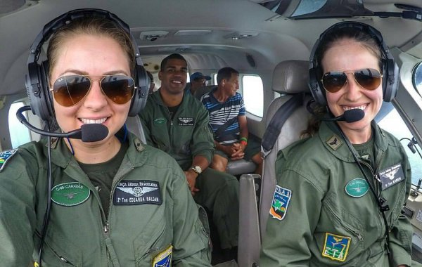 Фотофакт. Красивые девушки ВВС Бразилии и их вертолеты | - «Интернет и связь»