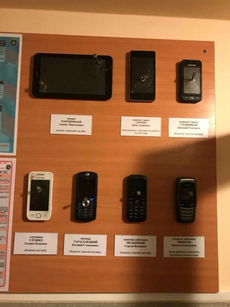 Фотофакт. Смартфоны российских военных прибили гвоздями к стене - «Интернет и связь»