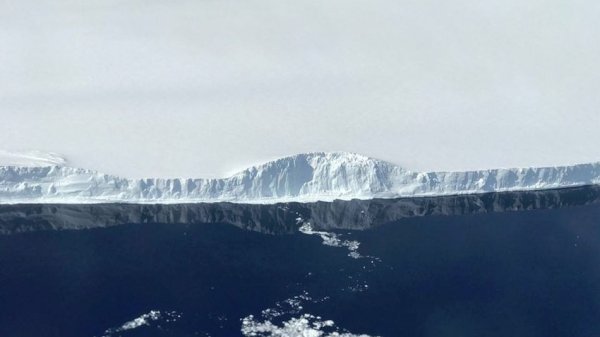 Рядом с Антарктидой сфотографировали гигантский айсберг  - «Интернет и связь»