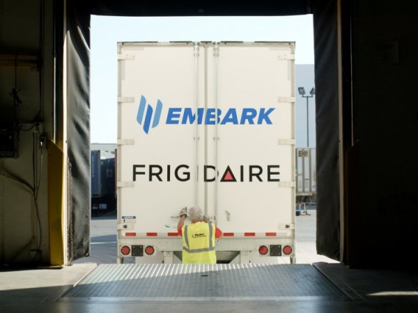 Самоуправляемые грузовики с рефрижераторами курсируют между Техасом и Калифорнией - «Новости сети»