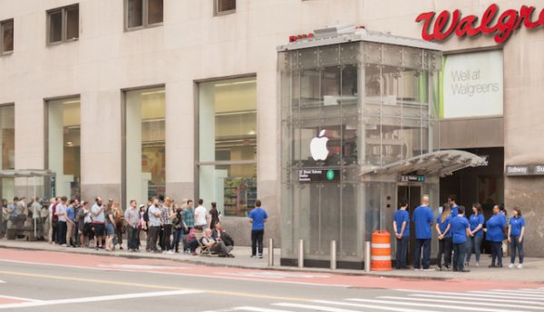 В Нью-Йорке поставили поддельный Apple Store, и к нему выстроилась очередь  - «Интернет и связь»