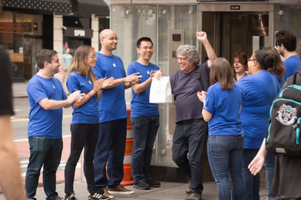 В Нью-Йорке поставили поддельный Apple Store, и к нему выстроилась очередь | - «Интернет и связь» В Нью-Йорке поставили поддельный Apple Store, и к нему выстроилась очередь | - «Интернет и связь»