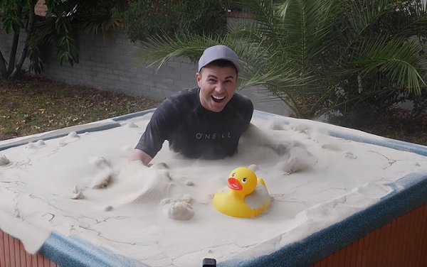 Картинка дня: инженер принял ванну с жидким песком - «Интернет и связь»