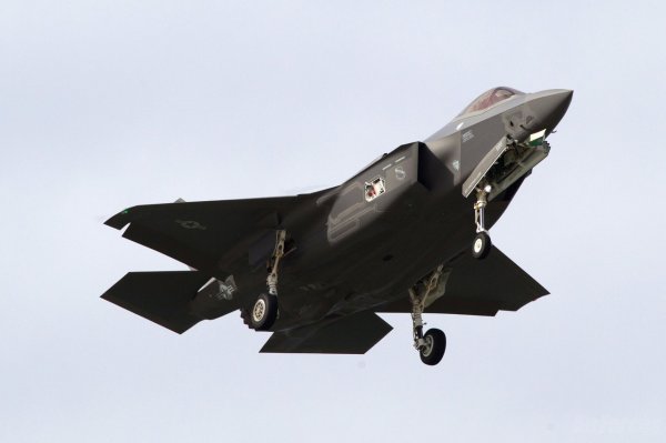 У истребителя-невидимки F-35 в полете отвалился лючок топливного бака - «Интернет и связь»