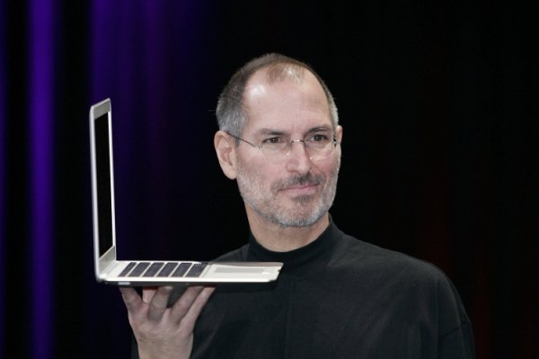 10 лет назад Стив Джобс изменил будущее ноутбуков, представив MacBook Air - «Новости сети»
